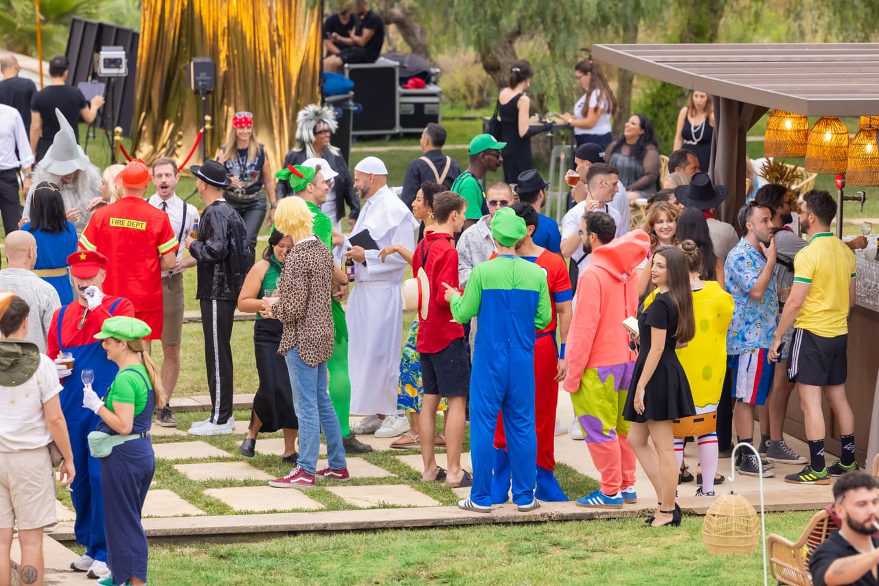 Asistentes con vestuario Hollywood en la gala corporativa ADP 2025 — producción Bacus Events