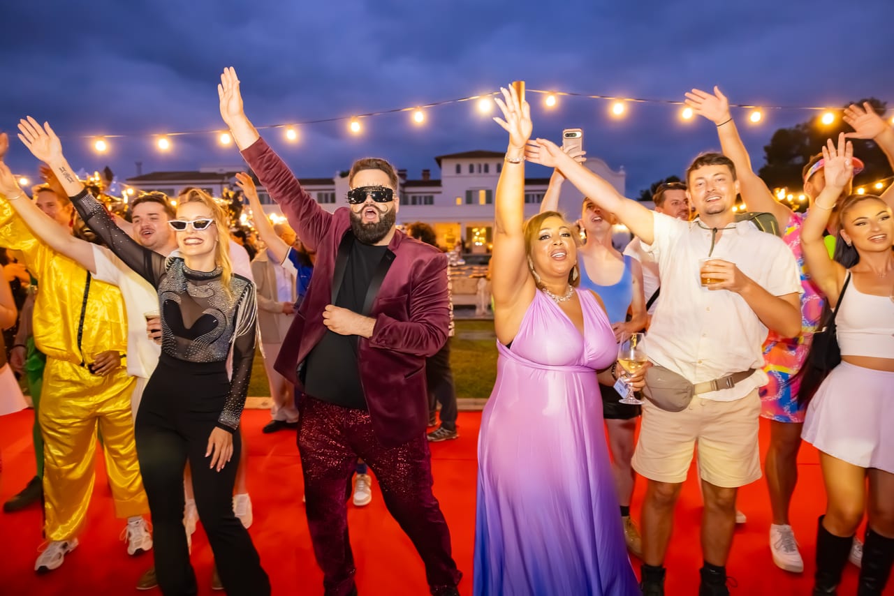 Equipo ADP en alfombra roja durante la gala Hollywood 2025 — producción Bacus Events