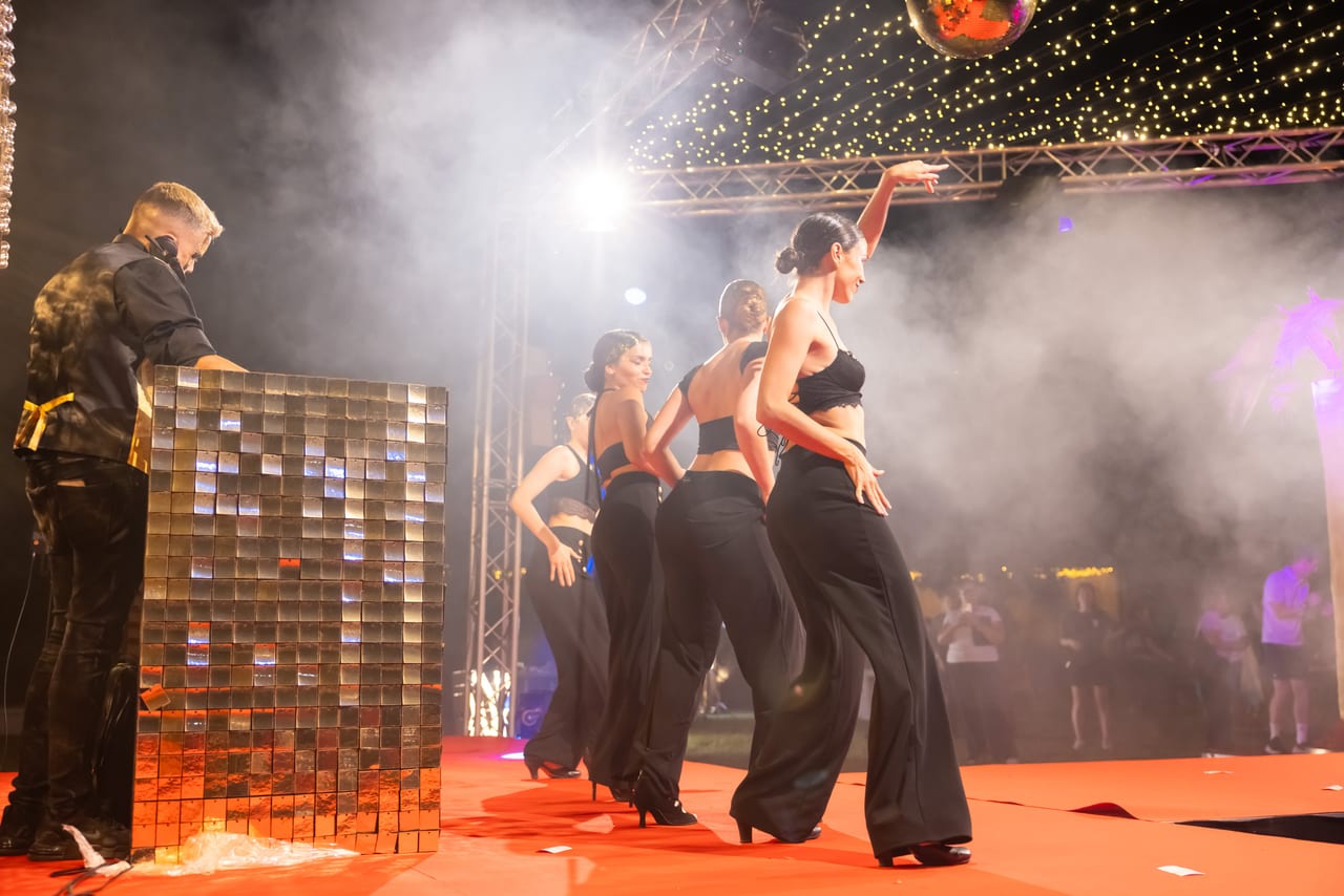 Baile en la gala ADP Hollywood, Font de la Canya 2025 — producción Bacus Events