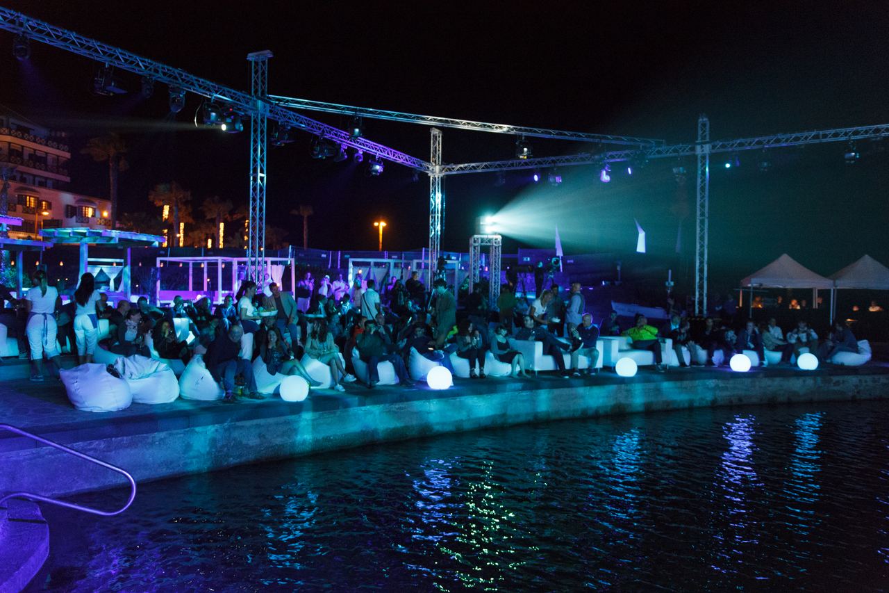 Passarel·la d'Arena sobre una piscina natural d'aigua de mar a Tenerife — producció Bacus Events