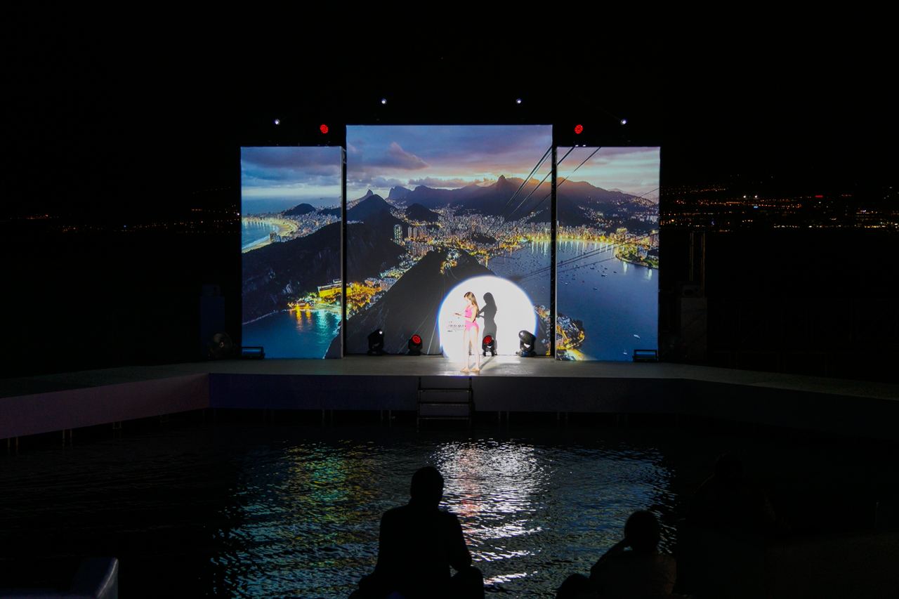 Estructura de la passarel·la sobre la piscina natural — Arena Tenerife 2016