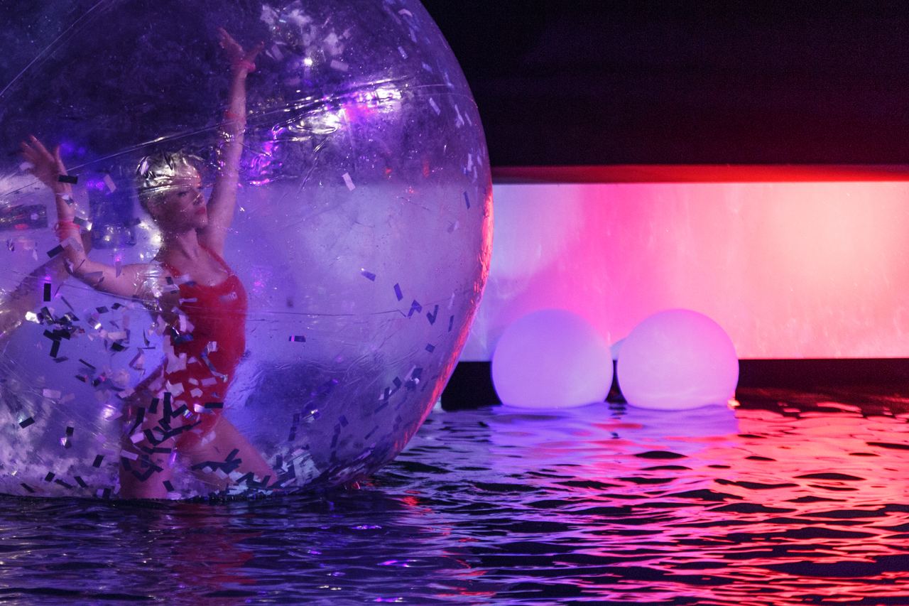 Models i esportistes a la passarel·la d'Arena sobre l'Atlàntic — producció Bacus Events