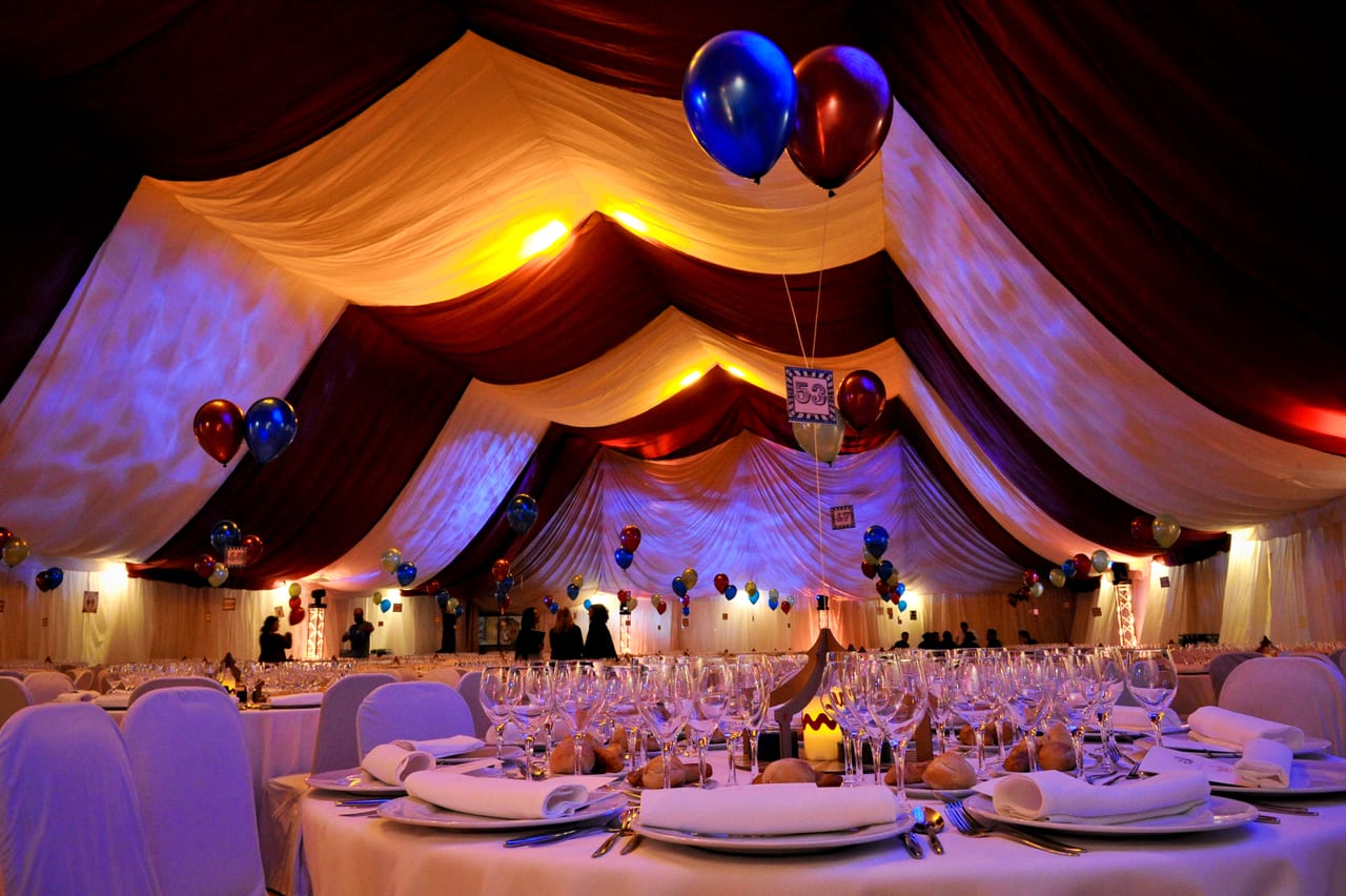 Interior de la carpa del Circo Raluy preparada per a l'esdeveniment corporatiu King — producció Bacus Events