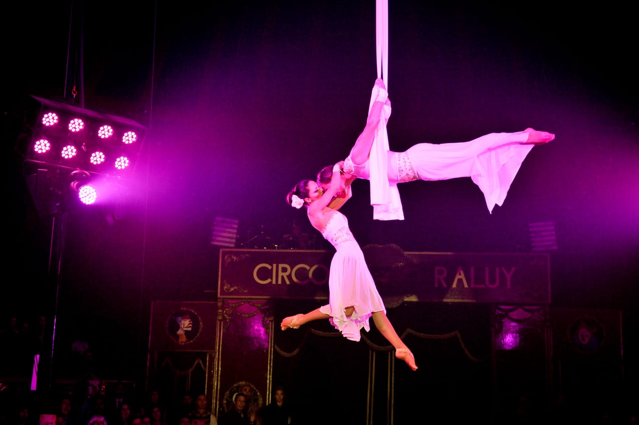 Actuació a la pista durant l'esdeveniment corporatiu King al Circo Raluy Barcelona — producció Bacus Events