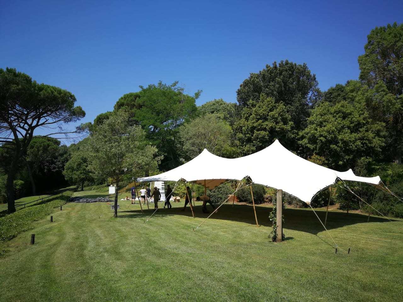 Escena de la Louis Vuitton Summer Party a la Masia Montcorp, Riudarenes — producció Bacus Events