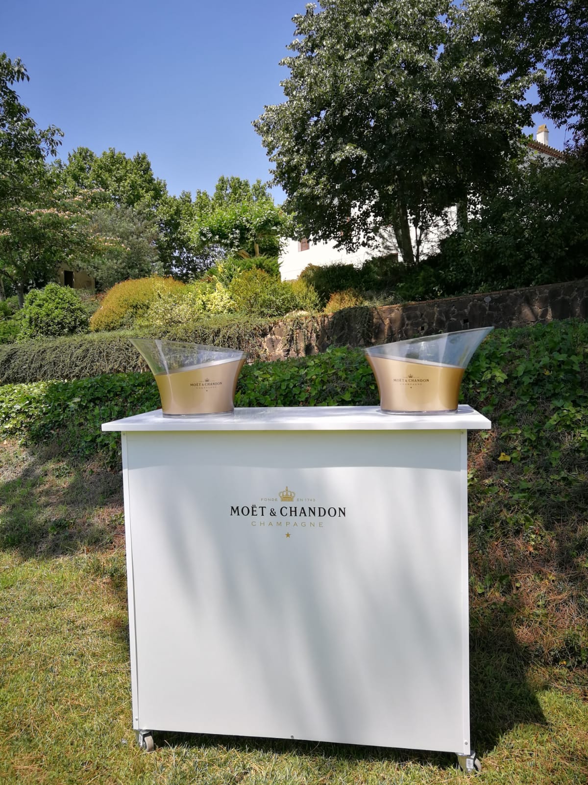 Escena de la Louis Vuitton Summer Party a la Masia Montcorp, Riudarenes — producció Bacus Events