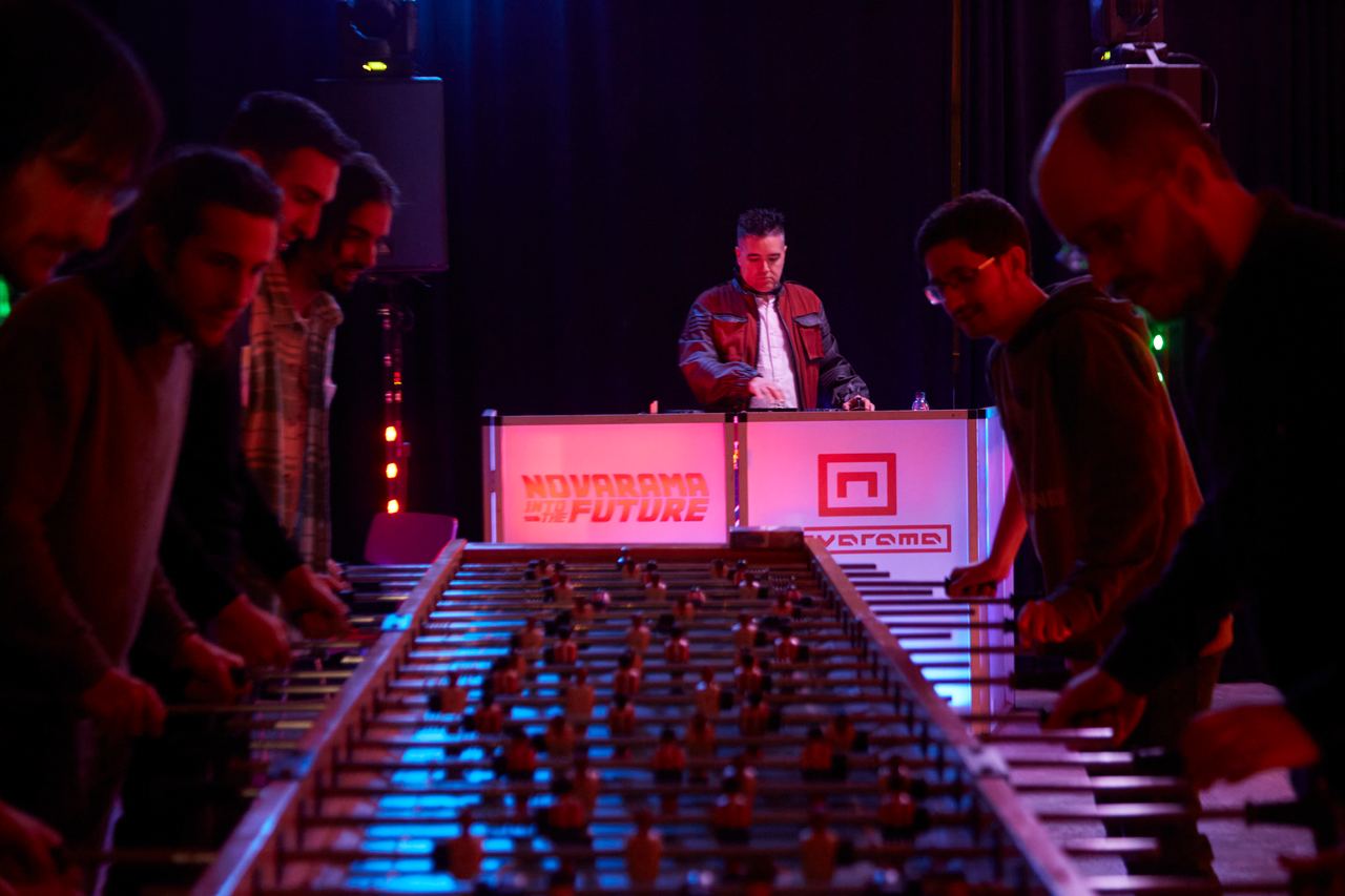 Escena del evento Novarama Back to the Future en Barcelona — producción Bacus Events